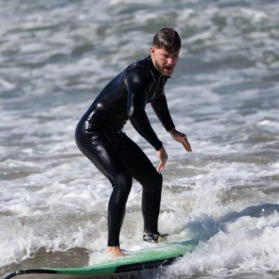 homme qui surf sur une vague