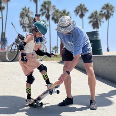 enfant qui apprend à faire du skate à venice beach